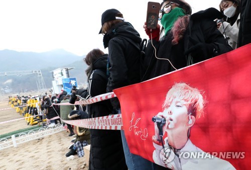 G-Dragon trùm kín mặt vẫn gây náo loạn, quân đội lập rào chắn kiên cố trước biển fan quốc tế tiễn anh nhập ngũ - Ảnh 22.