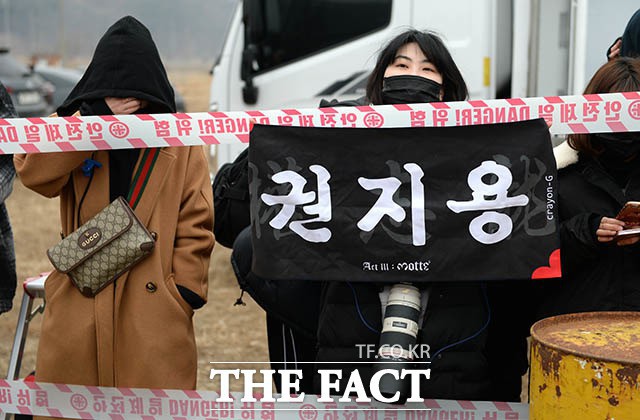 G-Dragon trùm kín mặt vẫn gây náo loạn, quân đội lập rào chắn kiên cố trước biển fan quốc tế tiễn anh nhập ngũ - Ảnh 28.