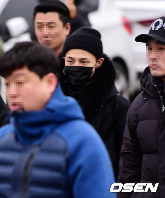 G-Dragon trùm kín mặt vẫn gây náo loạn, quân đội lập rào chắn kiên cố trước biển fan quốc tế tiễn anh nhập ngũ - Ảnh 8.