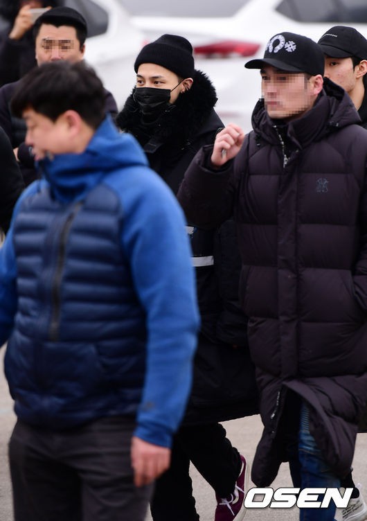 G-Dragon trùm kín mặt vẫn gây náo loạn, quân đội lập rào chắn kiên cố trước biển fan quốc tế tiễn anh nhập ngũ - Ảnh 9.