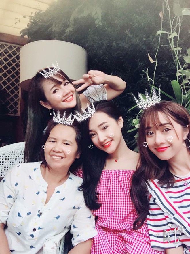 Gia đình toàn mỹ nhân của Nhã Phương, hóa ra còn một cô em dâu xinh xắn chẳng kém ai - Ảnh 1. Gia đình toàn mỹ nhân của Nhã Phương, hóa ra còn một cô em dâu xinh xắn chẳng kém ai - Ảnh 1.