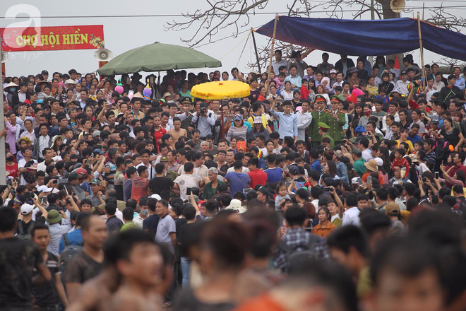 Hỗn loạn hội Hiền Quan (Phú Thọ): Hàng nghìn thanh niên lấm lem bùn lầy, giẫm đạp lên nhau tranh cướp phết - Ảnh 7.