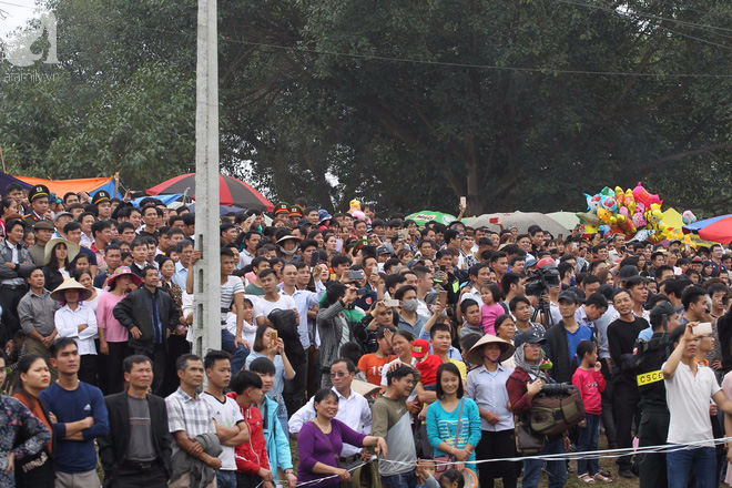 Hỗn loạn hội Hiền Quan (Phú Thọ): Hàng nghìn thanh niên lấm lem bùn lầy, giẫm đạp lên nhau tranh cướp phết - Ảnh 9.