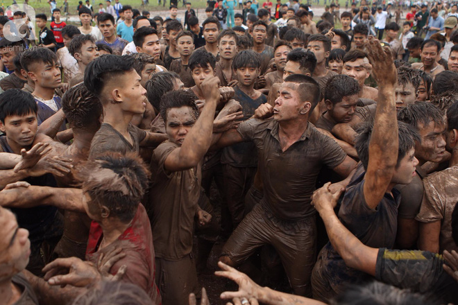 Hỗn loạn hội Hiền Quan (Phú Thọ): Hàng nghìn thanh niên lấm lem bùn lầy, giẫm đạp lên nhau tranh cướp phết - Ảnh 10.