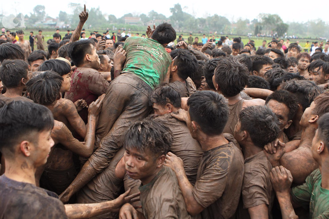 Hỗn loạn hội Hiền Quan (Phú Thọ): Hàng nghìn thanh niên lấm lem bùn lầy, giẫm đạp lên nhau tranh cướp phết - Ảnh 12.