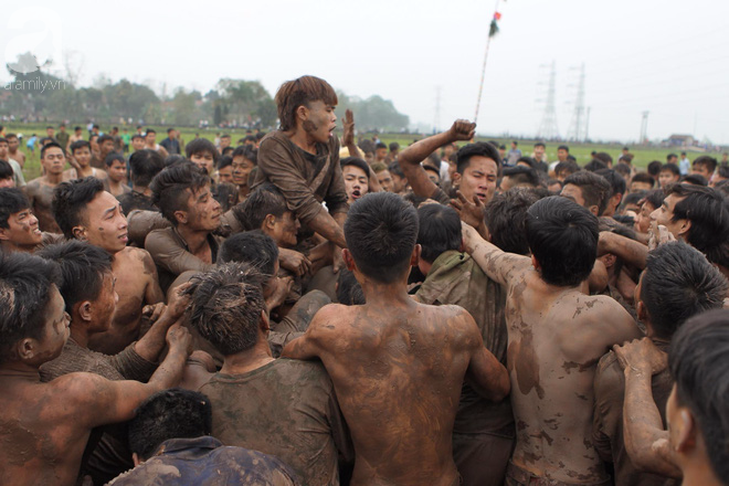 Hỗn loạn hội Hiền Quan (Phú Thọ): Hàng nghìn thanh niên lấm lem bùn lầy, giẫm đạp lên nhau tranh cướp phết - Ảnh 13.