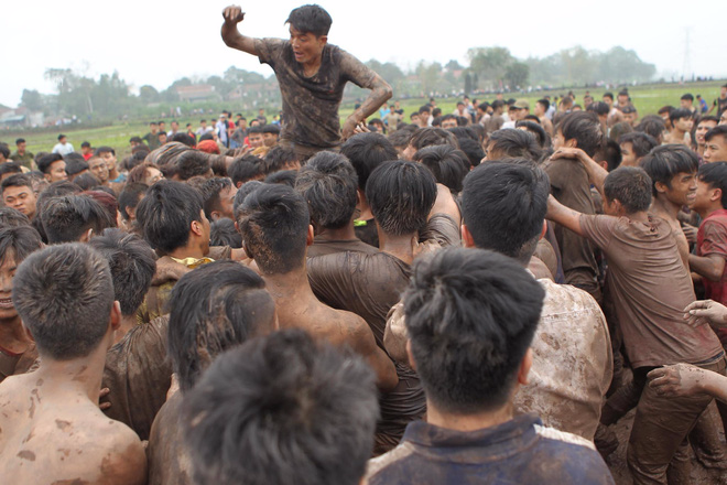 Hỗn loạn hội Hiền Quan (Phú Thọ): Hàng nghìn thanh niên lấm lem bùn lầy, giẫm đạp lên nhau tranh cướp phết - Ảnh 1.