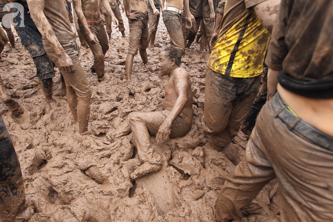 Hỗn loạn hội Hiền Quan (Phú Thọ): Hàng nghìn thanh niên lấm lem bùn lầy, giẫm đạp lên nhau tranh cướp phết - Ảnh 14.