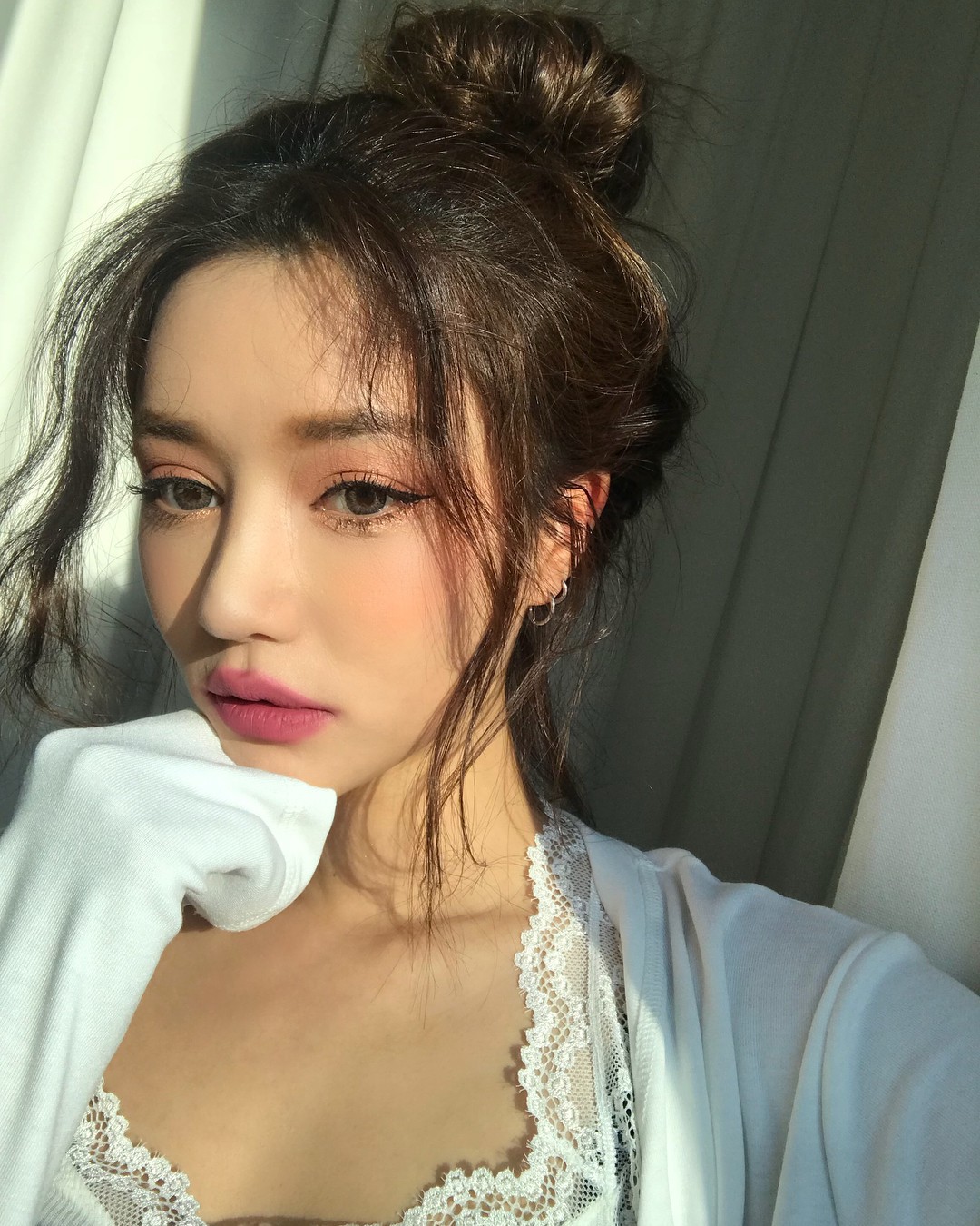 Đăng ảnh selfie quảng cáo màu son mới của 3CE, Park Sora gây giật ...