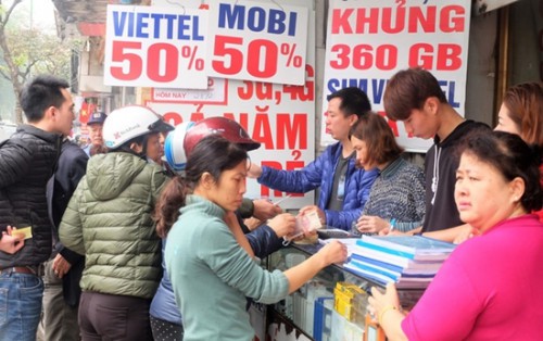 Ngày cuối khuyến mại 50%: Chen lấn, xếp hàng mua từng chiếc thẻ điện thoại - Ảnh 1.