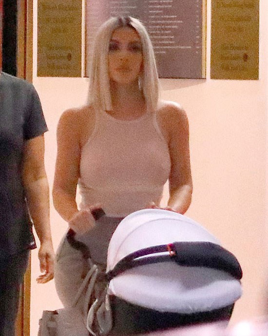 Lần đầu hé lộ hình ảnh con gái thứ 3 vừa mới sinh nhờ phương pháp mang thai hộ của nhà Kim Kardashian - Ảnh 2.