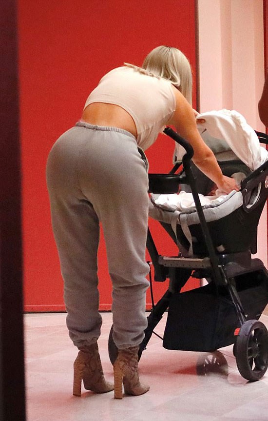 Lần đầu hé lộ hình ảnh con gái thứ 3 vừa mới sinh nhờ phương pháp mang thai hộ của nhà Kim Kardashian - Ảnh 3.
