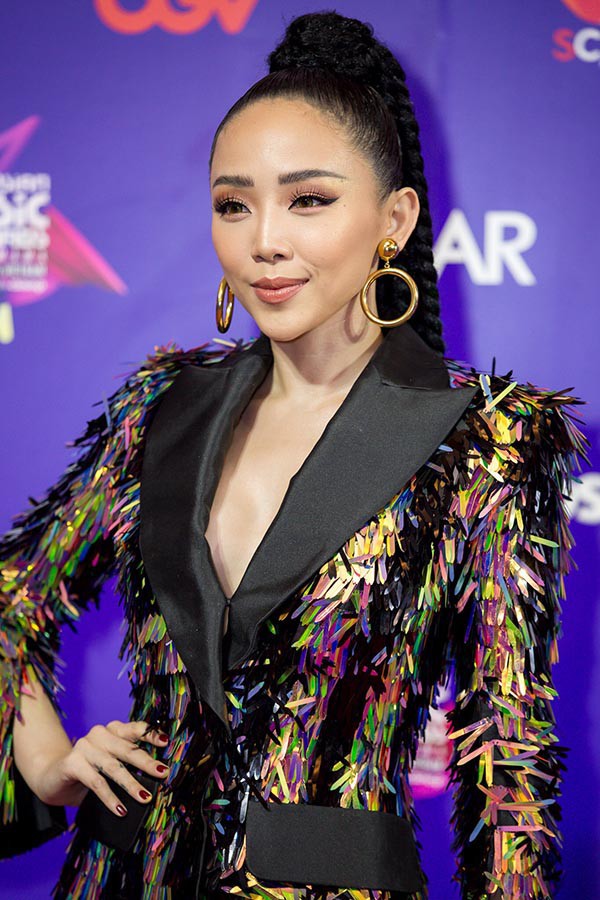 Để tóc dài trang điểm đậm đã không hợp, Hoa hậu HHen Niê còn thua Tóc Tiên trong khoản diện đồ khi mặc chung đồ - Ảnh 7.