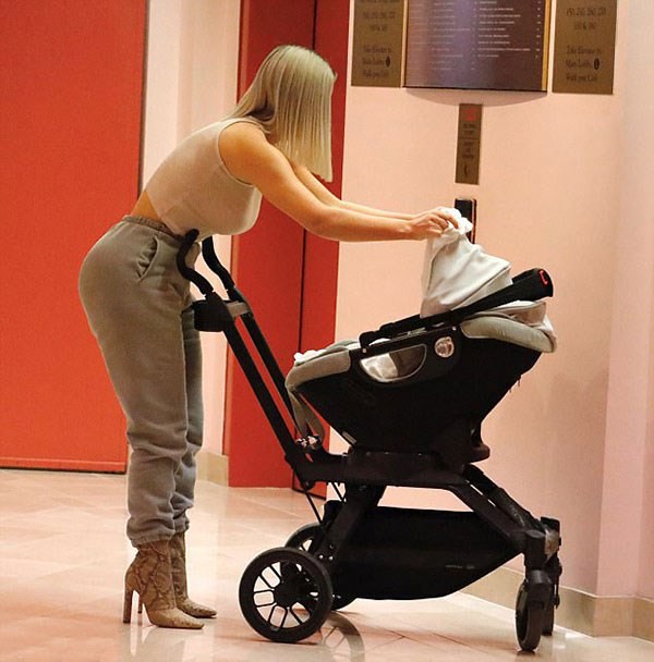 Lần đầu hé lộ hình ảnh con gái thứ 3 vừa mới sinh nhờ phương pháp mang thai hộ của nhà Kim Kardashian - Ảnh 5.
