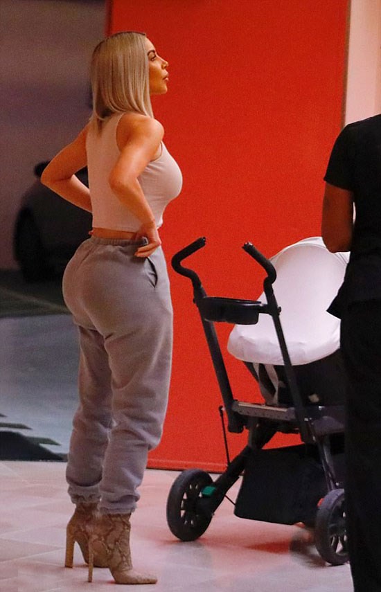 Lần đầu hé lộ hình ảnh con gái thứ 3 vừa mới sinh nhờ phương pháp mang thai hộ của nhà Kim Kardashian - Ảnh 6.