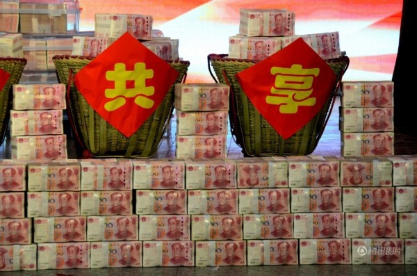 Nhân viên Trung Quốc khệ nệ bê tiền thưởng Tết, hai tay ôm mà vẫn thấy nặng - Ảnh 2.