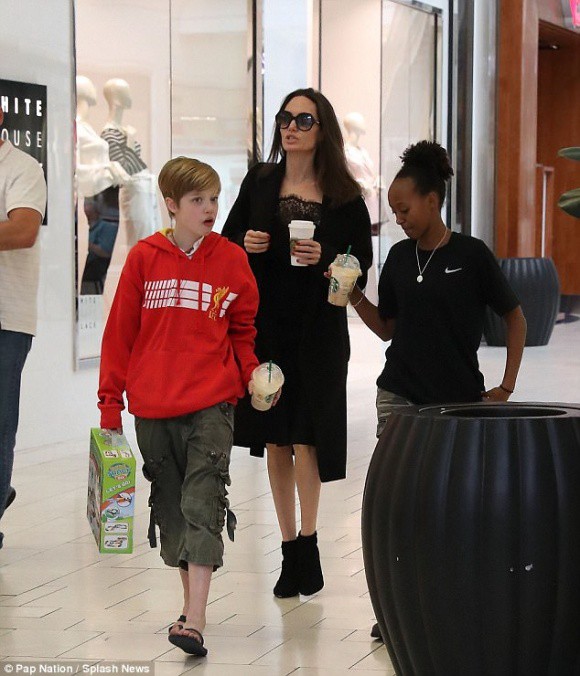 Angelina Jolie xinh đẹp rạng rỡ, khoe chân thon khi dẫn hai con gái đi mua sắm  - Ảnh 1.
