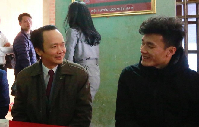 Ông Trịnh Văn Quyết trao 500 triệu đồng tiền thưởng cho thủ môn Bùi Tiến Dũng - Ảnh 2.