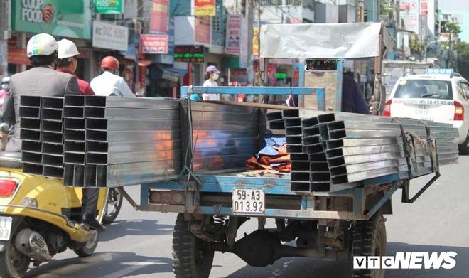 Ảnh: Xe máy chém lộng hành khắp phố Sài Gòn dịp cận Tết - Ảnh 2.