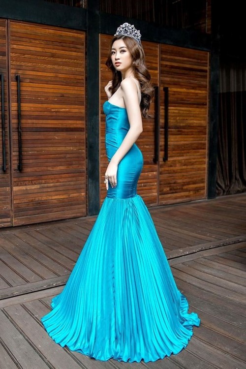 ‘Người đẹp vì lụa’ quả không sai! Đỗ Mỹ Linh trở thành biểu tượng thời trang Việt nhờ loạt váy áo này - Ảnh 13.