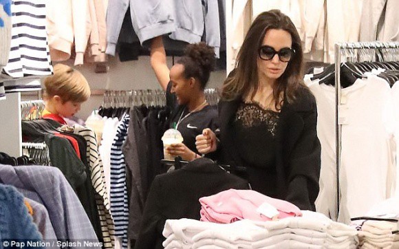 Angelina Jolie xinh đẹp rạng rỡ, khoe chân thon khi dẫn hai con gái đi mua sắm  - Ảnh 3.