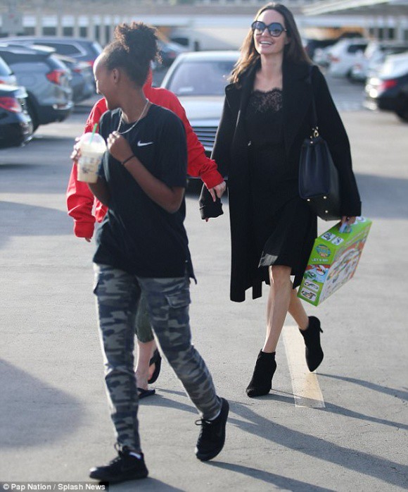 Angelina Jolie xinh đẹp rạng rỡ, khoe chân thon khi dẫn hai con gái đi mua sắm  - Ảnh 5.