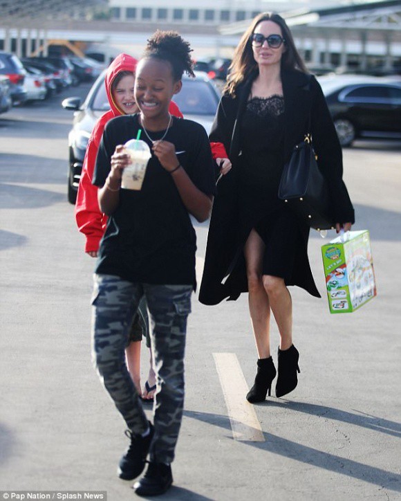 Angelina Jolie xinh đẹp rạng rỡ, khoe chân thon khi dẫn hai con gái đi mua sắm  - Ảnh 6.