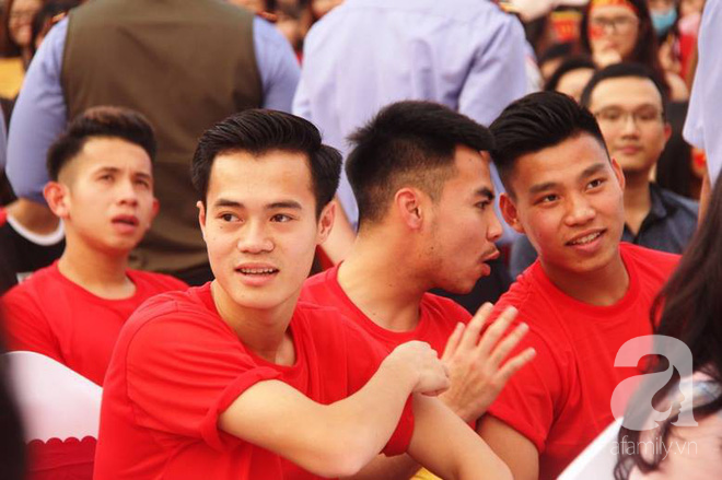 Cận cảnh các chàng crush quốc dân U23 với gương mặt ngời sáng trong màu áo cờ đỏ sao vàng ở Sài Gòn - Ảnh 4.