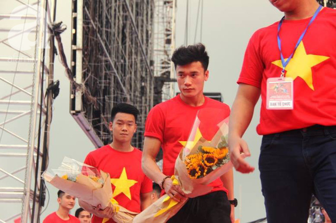 Cận cảnh các chàng crush quốc dân U23 với gương mặt ngời sáng trong màu áo cờ đỏ sao vàng ở Sài Gòn - Ảnh 3.