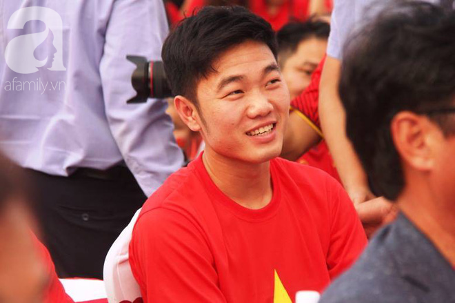Cận cảnh các chàng crush quốc dân U23 với gương mặt ngời sáng trong màu áo cờ đỏ sao vàng ở Sài Gòn - Ảnh 7.