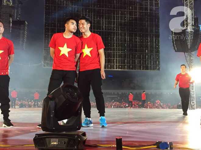 Cận cảnh các chàng crush quốc dân U23 với gương mặt ngời sáng trong màu áo cờ đỏ sao vàng ở Sài Gòn - Ảnh 11.