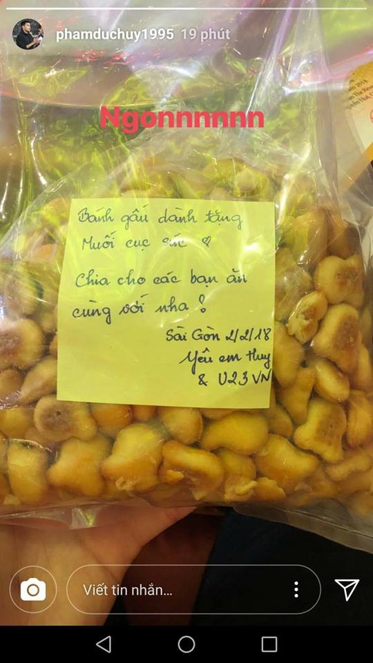 Đồng đội đang mải giao lưu, còn Đức Huy và Bùi Tiến Dũng hồn nhiên chia nhau ăn bánh gấu trên sân khấu - Ảnh 5.