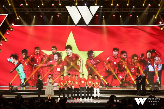 Nguồn cảm hứng màu đỏ từ U23 Việt Nam khiến sân khấu WeChoice Awards bùng nổ - Ảnh 7.