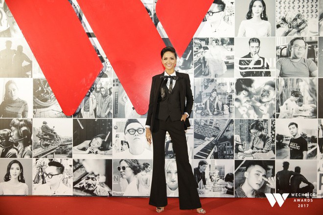 Không diện váy vóc điệu đà, HHen Niê và Kỳ Duyên vẫn tỏa sáng rực rỡ trên thảm đỏ Wechoice Awards 2017 - Ảnh 1.