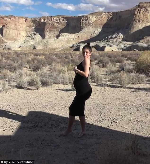 Nóng: Cô út nhà Kim - Kylie Jenner vừa hạ sinh bé gái sau 9 tháng giấu diếm - Ảnh 1.