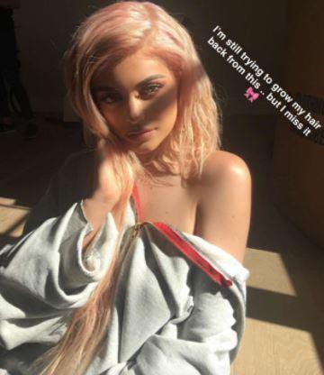 Hóa ra, Kylie Jenner đã luôn thả thính 3 dấu hiệu màu hồng khoe khéo về giới tính bé con mới chào đời  - Ảnh 2.