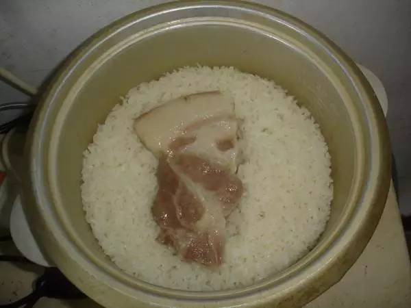 Put the raw pork into the rice cooker, About 30 minutes later, the 