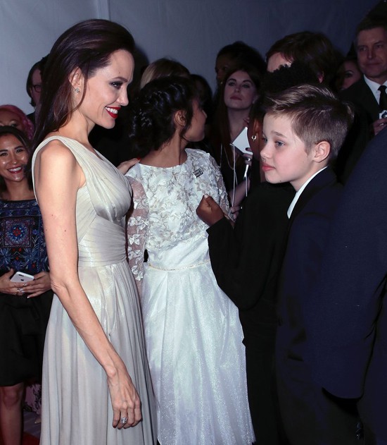 Angelina Jolie diện váy 2 dây, khoe trọn vẻ quyến rũ mặn mà bên hai con gái cưng - Ảnh 5.