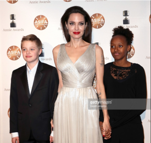 Angelina Jolie diện váy 2 dây, khoe trọn vẻ quyến rũ mặn mà bên hai con gái cưng - Ảnh 1.