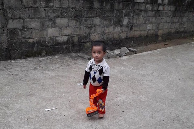 Phú Thọ: Cháu bé hơn 2 tuổi nghi rơi xuống sông mất tích - Ảnh 1.