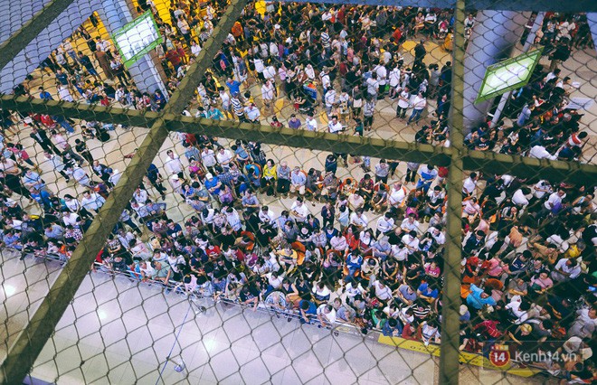 Hàng nghìn người vật vờ lúc nửa đêm ở sân bay Tân Sơn Nhất đón Việt kiều về quê ăn Tết Mậu Tuất - Ảnh 1.