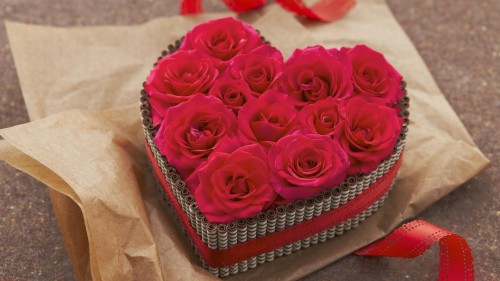 Vì sao hoa hồng và socola là hai món quà thường tặng trong ngày Valentine? - Ảnh 1.