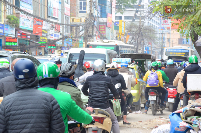 Cận Tết nguyên đán, Hà Nội ùn tắc kinh hoàng từ ngõ ra phố, người dân vác cả xe qua dải phân cách - Ảnh 2. Cận Tết nguyên đán, Hà Nội ùn tắc kinh hoàng từ ngõ ra phố, người dân vác cả xe qua dải phân cách - Ảnh 2.