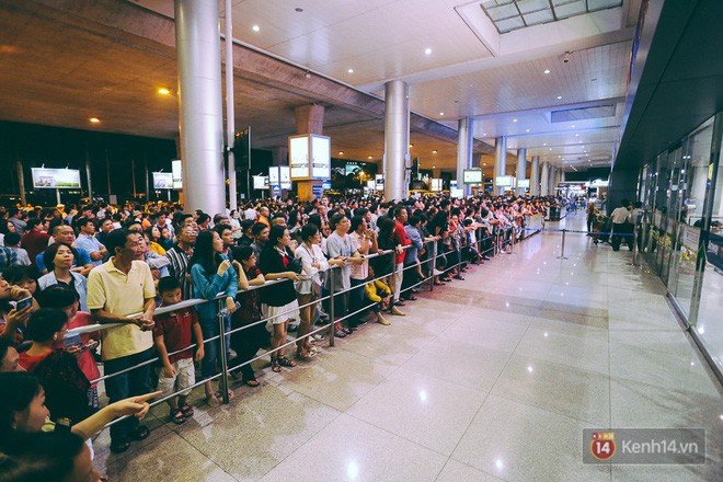 Hàng nghìn người vật vờ lúc nửa đêm ở sân bay Tân Sơn Nhất đón Việt kiều về quê ăn Tết Mậu Tuất - Ảnh 11.