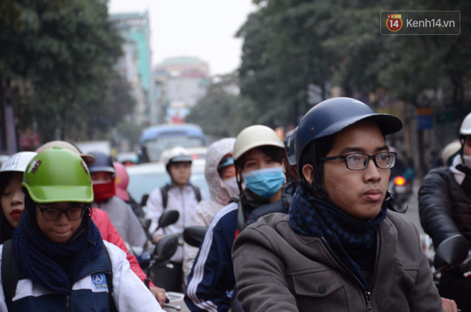 Cận Tết nguyên đán, Hà Nội ùn tắc kinh hoàng từ ngõ ra phố, người dân vác cả xe qua dải phân cách - Ảnh 11. Cận Tết nguyên đán, Hà Nội ùn tắc kinh hoàng từ ngõ ra phố, người dân vác cả xe qua dải phân cách - Ảnh 11.