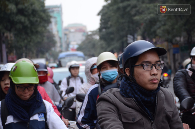 Cận Tết nguyên đán, Hà Nội ùn tắc kinh hoàng từ ngõ ra phố, người dân vác cả xe qua dải phân cách - Ảnh 11.