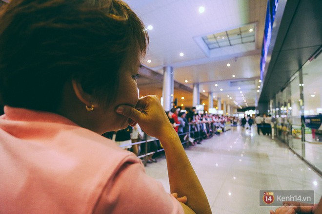 Hàng nghìn người vật vờ lúc nửa đêm ở sân bay Tân Sơn Nhất đón Việt kiều về quê ăn Tết Mậu Tuất - Ảnh 12.
