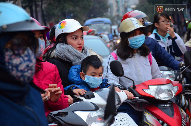 Cận Tết nguyên đán, Hà Nội ùn tắc kinh hoàng từ ngõ ra phố, người dân vác cả xe qua dải phân cách - Ảnh 12. Cận Tết nguyên đán, Hà Nội ùn tắc kinh hoàng từ ngõ ra phố, người dân vác cả xe qua dải phân cách - Ảnh 12.