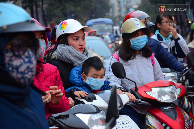 Cận Tết nguyên đán, Hà Nội ùn tắc kinh hoàng từ ngõ ra phố, người dân vác cả xe qua dải phân cách - Ảnh 12.