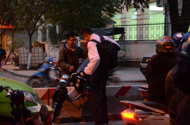 Cận Tết nguyên đán, Hà Nội ùn tắc kinh hoàng từ ngõ ra phố, người dân vác cả xe qua dải phân cách - Ảnh 14. Cận Tết nguyên đán, Hà Nội ùn tắc kinh hoàng từ ngõ ra phố, người dân vác cả xe qua dải phân cách - Ảnh 14.